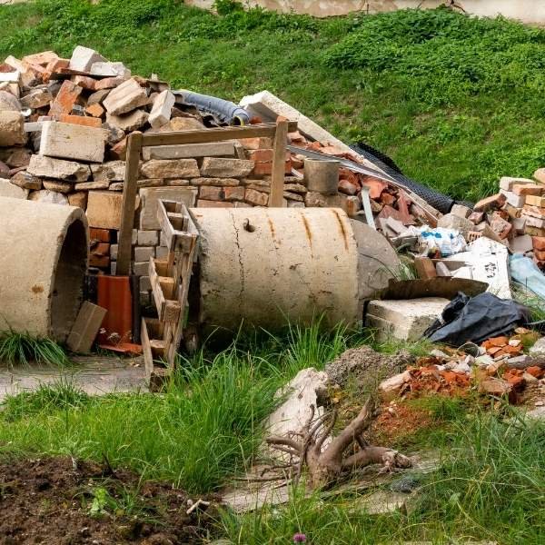 Deposição ilegal de lixo no mato