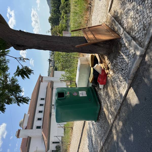 Deposito regular de lixos domésticos e de entulho